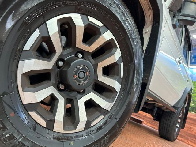 �y����16�C���`�A���~�z�C�[���z�O�ςɃ}�b�`���������A���~�z�C�[���𑕒����Ă���܂��B�e��ЊO�A���~�z�C�[����A�X�^�b�h���X�^�C�����戵�����Ă���܂��B���񂲑��k����������