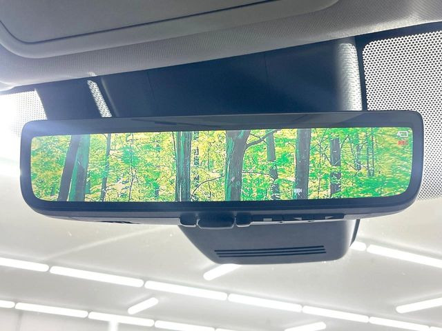 【デジタルインナーミラー】後席の大きな荷物や同乗者で後方が確認しづらい時でも安心!カメラが撮影した車両後方の映像をルームミラー内に表示。クリアな視界で状況の確認が可能です!