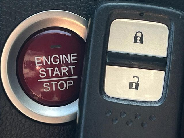 �yHonda�X�}�[�g�L�[�z�J�o����|�P�b�g�ɓ��ꂽ�܂܂ł��h�A�̎{���E�������\�ȃX�}�[�g�L�[�𑕔��B�G���W���̃I���E�I�t�����J�M�����o���K�v����������Ƃ��Ă��֗��ł���