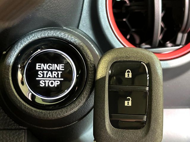 �yHonda�X�}�[�g�L�[�z�J�o����|�P�b�g�ɓ��ꂽ�܂܂ł��h�A�̎{���E�������\�ȃX�}�[�g�L�[�𑕔��B�G���W���̃I���E�I�t�����J�M�����o���K�v����������Ƃ��Ă��֗��ł���
