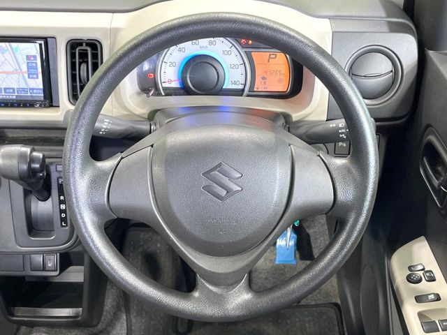 �C���e���A�ɍ��킹���f�U�C���̃X�e�A�����O�́A�^�]�������̂��Ƃ��l���A�^�]���₷���`��A�傫���ł��B�����x�A���ۂɐG���Ă��m���߂��������B