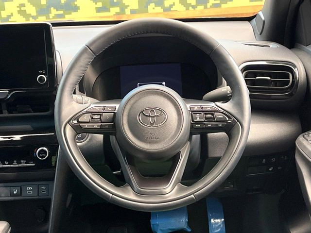 �C���e���A�ɍ��킹���f�U�C���̃X�e�A�����O�́A�^�]�������̂��Ƃ��l���A�^�]���₷���`��A�傫���ł��B�����x�A���ۂɐG���Ă��m���߂��������B