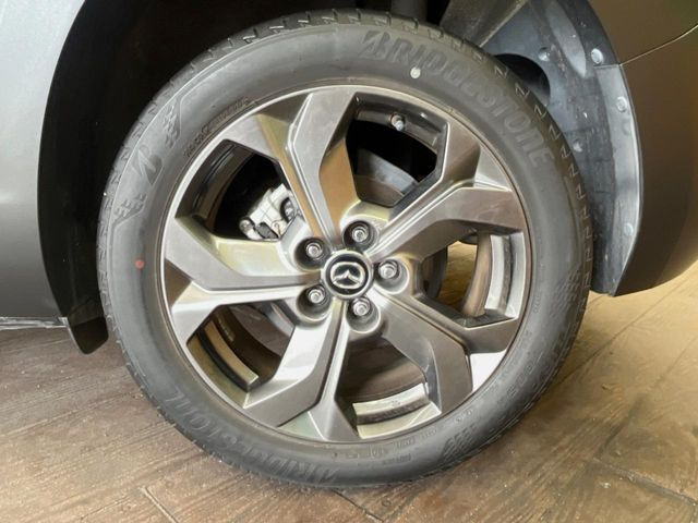 �y����18�C���`�A���~�z�C�[���z�O�ςɃ}�b�`���������A���~�z�C�[���𑕒����Ă���܂��B�e��ЊO�A���~�z�C�[����A�X�^�b�h���X�^�C�����戵�����Ă���܂��B���񂲑��k����������