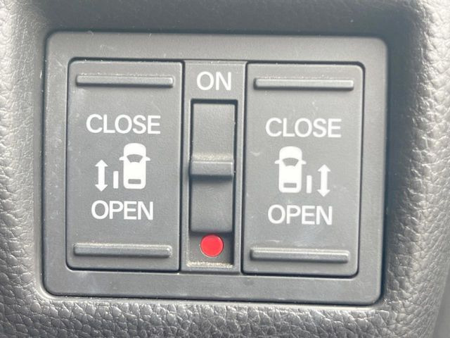 【両側パワースライドドア】スマートキーや運転席のスイッチで後席両側スライドドアの開閉が可能♪電動だから力を入れてドアを開ける必要が無く、小さなお子様でも簡単に開け閉めでき快適です♪