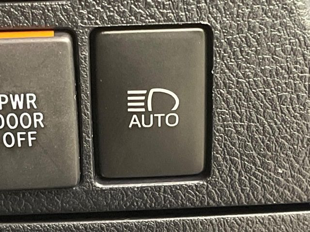 【オートマチックハイビーム】夜間の安全走行に役立つ便利な機能!先行車や対向車を検知し、ハイビームとロービームを自動で切り替えてくれます♪