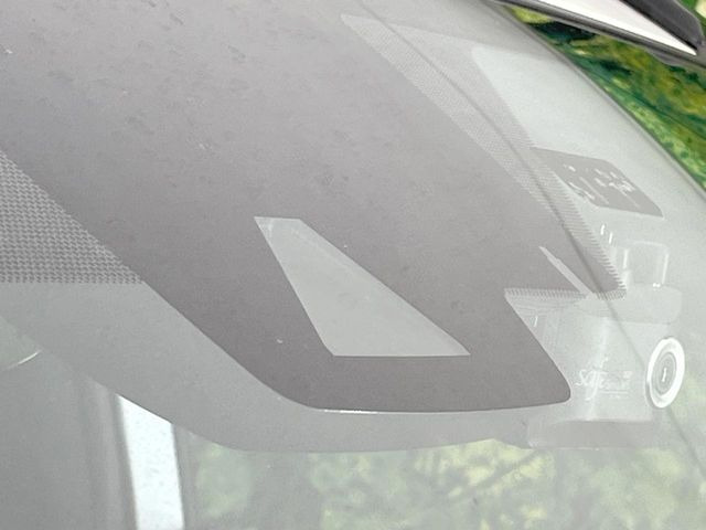 【トヨタセーフティセンス】走行中に前方の車両等を認識し、衝突しそうな時は警報とブレーキで衝突回避と被害軽減をアシスト。より安全にドライブをお楽しみいただけます。