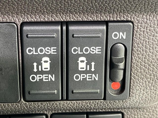 【両側パワースライドドア】スマートキーや運転席のスイッチで後席両側スライドドアの開閉が可能♪電動だから力を入れてドアを開ける必要が無く、小さなお子様でも簡単に開け閉めでき快適です♪