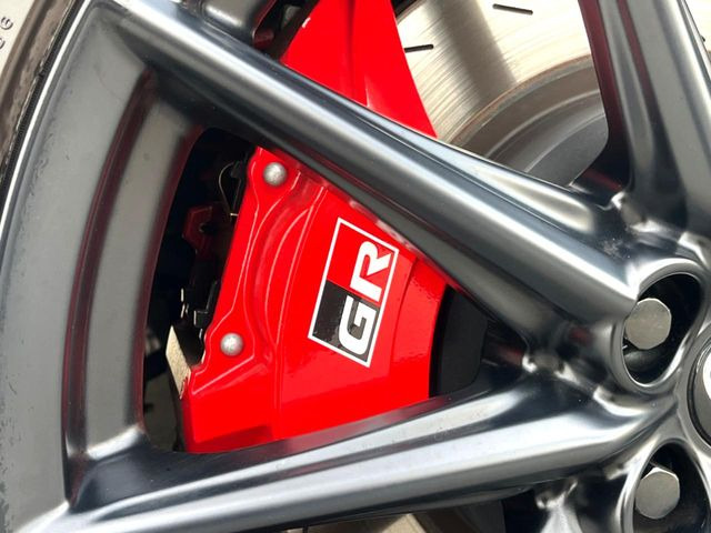 【GRモノブロックブレーキ】ハイパワー車両には強力なブレーキが必須!色鮮やかなキャリパーがスポーティな印象を引き立てます♪