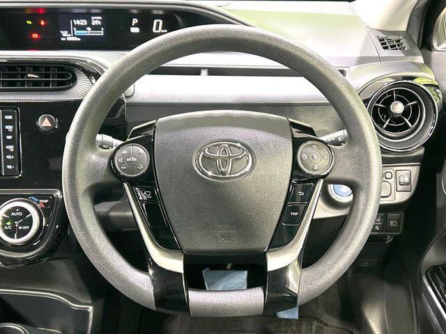 �C���e���A�ɍ��킹���f�U�C���̃X�e�A�����O�́A�^�]�������̂��Ƃ��l���A�^�]���₷���`��A�傫���ł��B�����x�A���ۂɐG���Ă��m���߂��������B