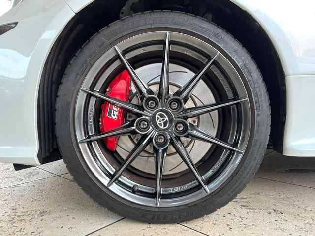 �y18�C���`�A���~�z�C�[���z��l�C���[�J�[�̃z�C�[���𑕔���y�ʁE���d�x�̃A���~�z�C�[���́A�n���h�����O�E�����ȂǁA����̎������サ�Ă���܂���