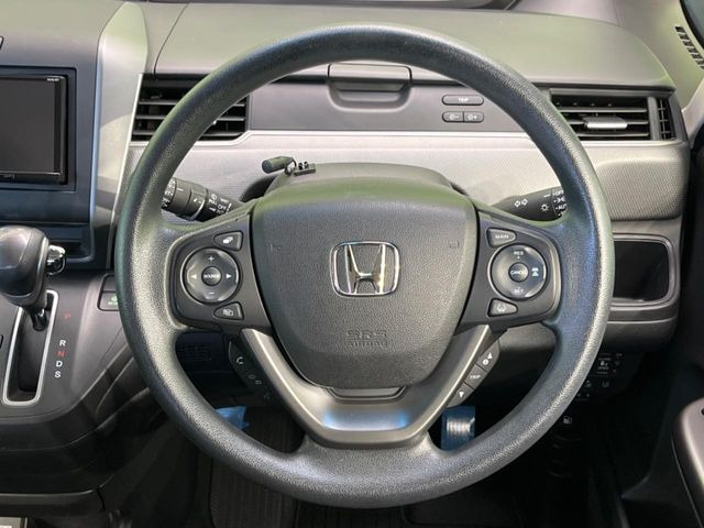 �C���e���A�ɍ��킹���f�U�C���̃X�e�A�����O�́A�^�]�������̂��Ƃ��l���A�^�]���₷���`��A�傫���ł��B�����x�A���ۂɐG���Ă��m���߂��������B