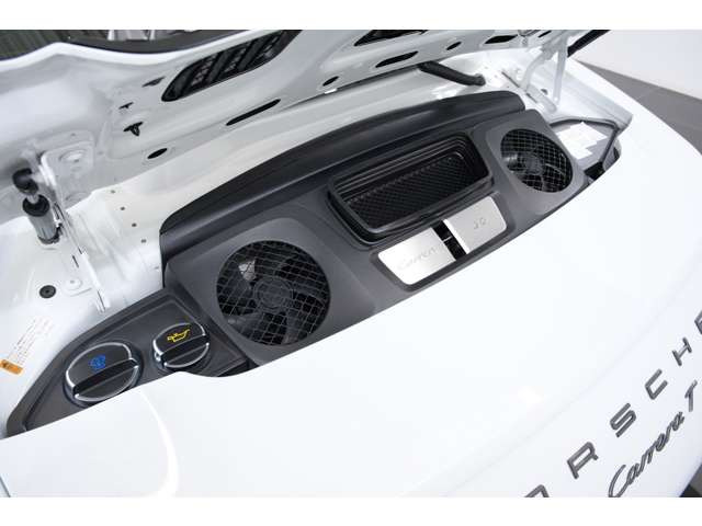 3.0L 水平対向6気筒DOHCツインターボ、370PS、全長&times;全幅&times;全高:4,519 &times; 1,852 &times;1,290mm