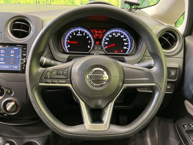 �C���e���A�ɍ��킹���f�U�C���̃X�e�A�����O�́A�^�]�������̂��Ƃ��l���A�^�]���₷���`��A�傫���ł��B�����x�A���ۂɐG���Ă��m���߂��������B