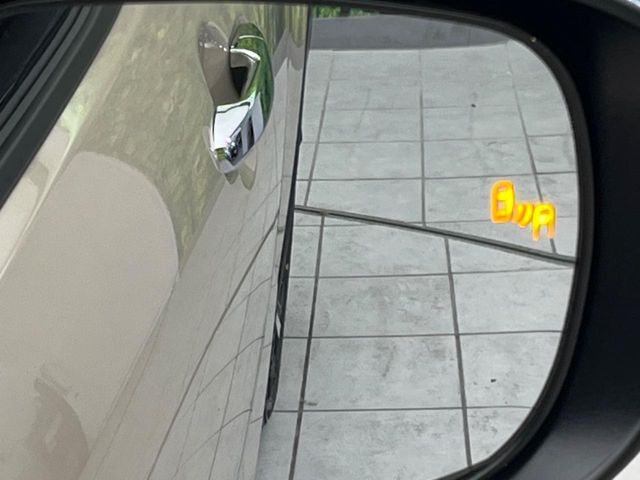 【ブラインドスポットモニター】走行中、ドアミラーの死角になりやすい箇所に後続車が接近するとサイドミラーのレンズに警告を表示!ドライバーに注意喚起をしてくれます。