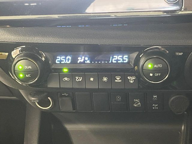 【オートエアコン】一度お好みの温度に設定すれば、車内の温度を検知し風量や温度を自動で調整。暑い&hellip;寒い&hellip;と何度もスイッチ操作をする必要はありません。快適な車内空間には必須の機能ですね♪
