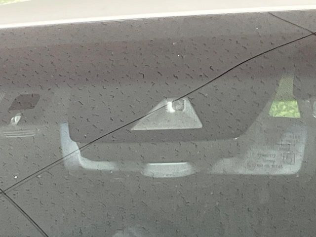 【トヨタセーフティセンス】走行中に前方の車両等を認識し、衝突しそうな時は警報とブレーキで衝突回避と被害軽減をアシスト。より安全にドライブをお楽しみいただけます。