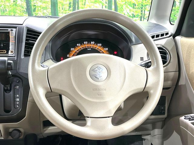 �C���e���A�ɍ��킹���f�U�C���̃X�e�A�����O�́A�^�]�������̂��Ƃ��l���A�^�]���₷���`��A�傫���ł��B�����x�A���ۂɐG���Ă��m���߂��������B