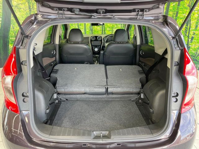 普段のお買い物や通勤、送迎等に十分な荷室スペースを確保しております。セカンドシートを倒すと、大きな荷物の積載も可能です♪