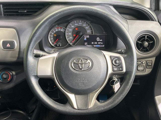 インテリアに合わせたデザインのステアリングは、運転される方のことも考え、運転しやすい形状、大きさです。是非一度、実際に触ってお確かめください。