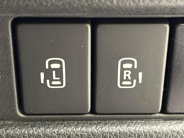 【両側パワースライドドア】スマートキーや運転席のスイッチで後席両側スライドドアの開閉が可能♪電動だから力を入れてドアを開ける必要が無く、小さなお子様でも簡単に開け閉めでき快適です♪