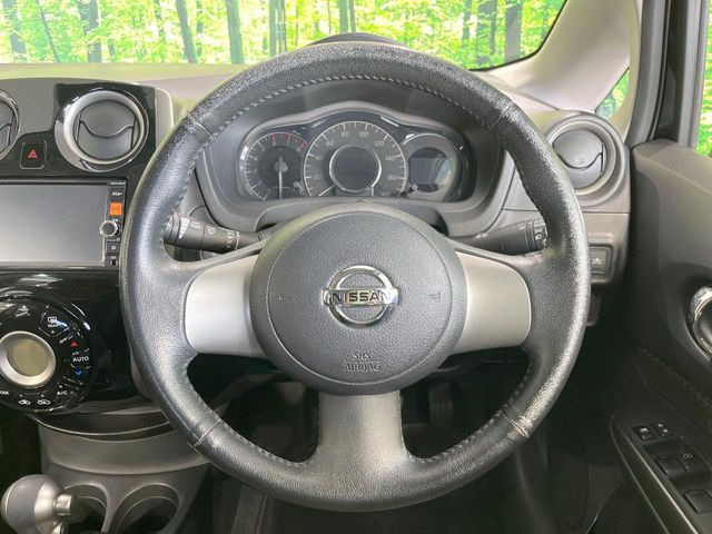 インテリアに合わせたデザインのステアリングは、運転される方のことも考え、運転しやすい形状、大きさです。是非一度、実際に触ってお確かめください。