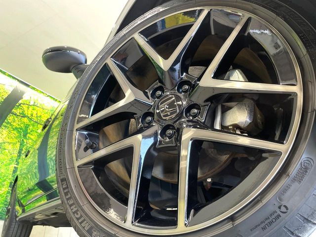 �y����18�C���`�A���~�z�C�[���z�O�ςɃ}�b�`���������A���~�z�C�[���𑕒����Ă���܂��B�e��ЊO�A���~�z�C�[����A�X�^�b�h���X�^�C�����戵�����Ă���܂��B���񂲑��k����������