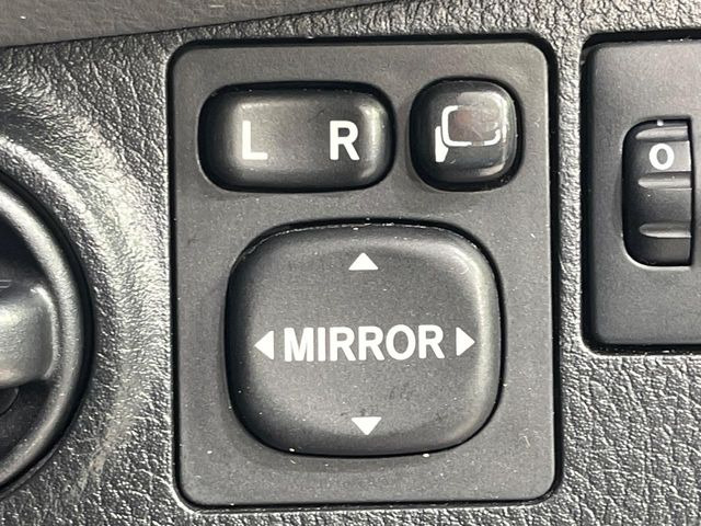 【電動格納ミラー】サイドミラーは電動格納式となっており、狭い駐車場でもキズがつくリスクを抑えられます。