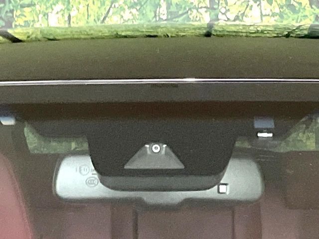 【プリクラッシュセーフティ】前方の車両等を検知し、衝突しそうな時は警報で注意を促し、ブレーキを踏む力をサポート。ブレーキを踏めなかった場合は衝突被害軽減ブレーキが作動、衝突回避をサポートします。