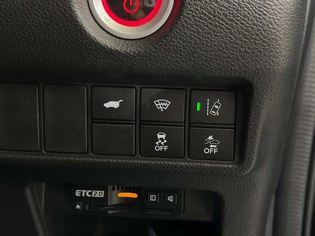 【ホンダセンシング】走行中に前方の車両等を認識し、衝突しそうな時は警報とブレーキで衝突回避と被害軽減をアシスト。より安全にドライブをお楽しみいただけます。
