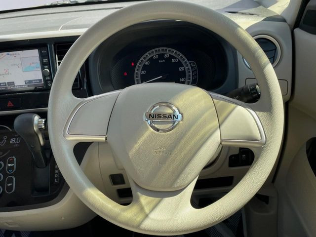 �C���e���A�ɍ��킹���f�U�C���̃X�e�A�����O�́A�^�]�������̂��Ƃ��l���A�^�]���₷���`��A�傫���ł��B�����x�A���ۂɐG���Ă��m���߂��������B