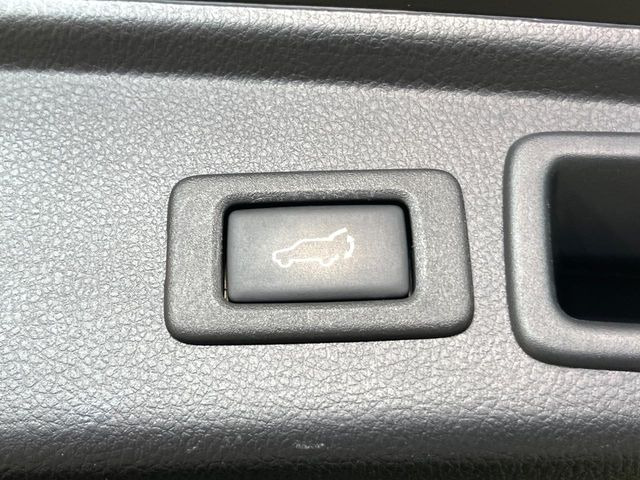 【パワーバックドア】スマートキーや運転席のボタンを押すだけでリアゲートが自動で開閉します!荷物を持っている時や、高い位置にあるバックドアを閉める際に便利な機能です♪