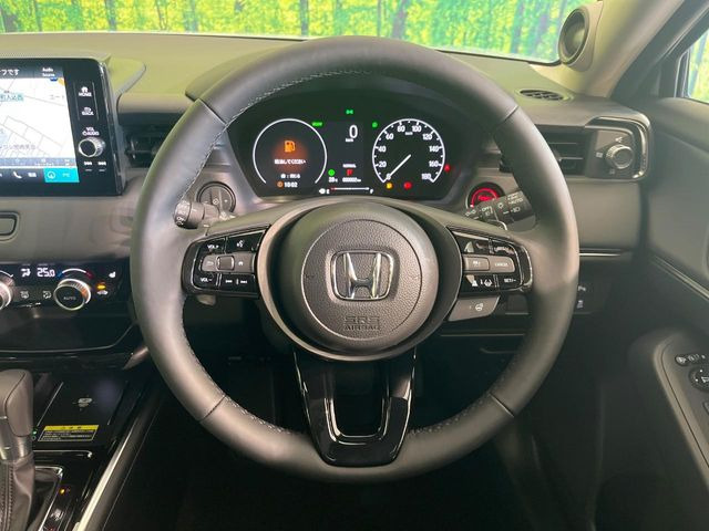 �C���e���A�ɍ��킹���f�U�C���̃X�e�A�����O�́A�^�]�������̂��Ƃ��l���A�^�]���₷���`��A�傫���ł��B�����x�A���ۂɐG���Ă��m���߂��������B