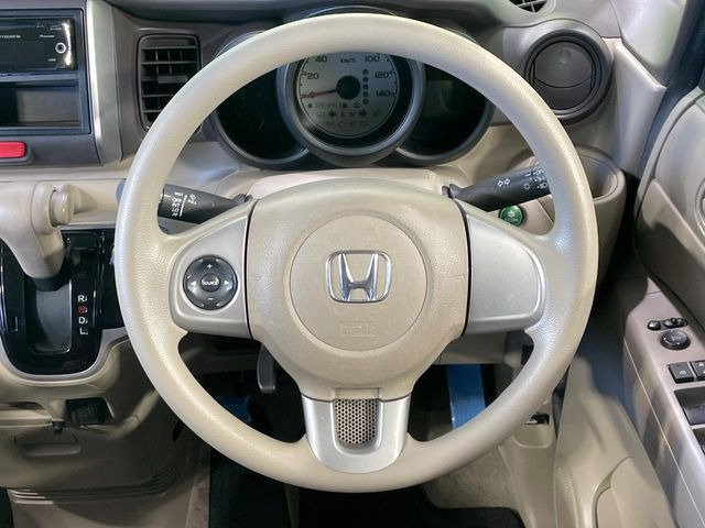 インテリアに合わせたデザインのステアリングは、運転される方のことも考え、運転しやすい形状、大きさです。是非一度、実際に触ってお確かめください。