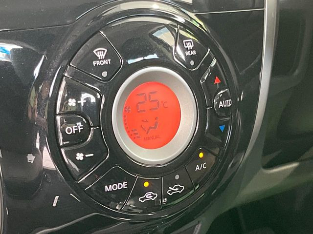 【オートエアコン】一度お好みの温度に設定すれば、車内の温度を検知し風量や温度を自動で調整。暑い&hellip;寒い&hellip;と何度もスイッチ操作をする必要はありません。快適な車内空間には必須の機能ですね♪