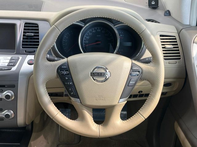 �C���e���A�ɍ��킹���f�U�C���̃X�e�A�����O�́A�^�]�������̂��Ƃ��l���A�^�]���₷���`��A�傫���ł��B�����x�A���ۂɐG���Ă��m���߂��������B