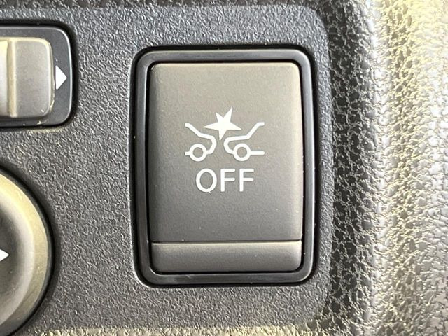 【エマージェンシーブレーキ】走行中に前方の車両等を認識し、衝突しそうな時は警報とブレーキで衝突回避と被害軽減をアシスト。より安全にドライブをお楽しみいただけます。