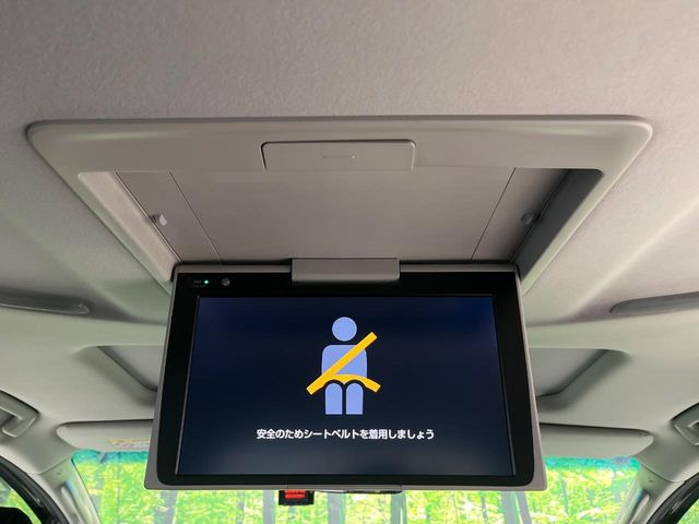 【フリップダウンモニター】大画面モニターで後席でもエンタメをお楽しみいただけます。小さなお子様にも大人気の装備です♪