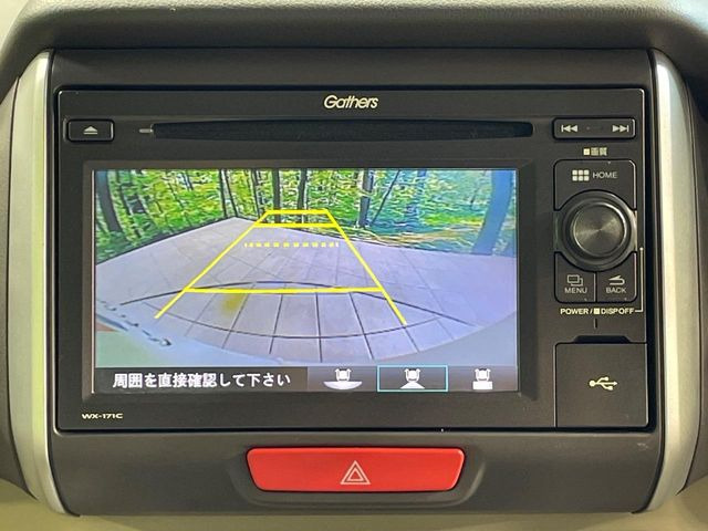 【バックカメラ】駐車時に後方がリアルタイム映像で確認できます。大型商業施設や立体駐車場での駐車時や、夜間のバック時に大活躍!運転スキルに関わらず、今や必須となった装備のひとつです!