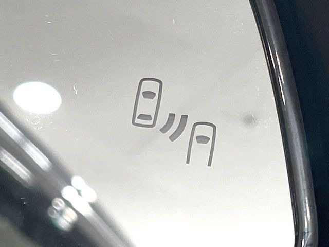 【ブラインドスポットモニター】走行中、ドアミラーの死角になりやすい箇所に後続車が接近するとサイドミラーのレンズに警告を表示!ドライバーに注意喚起をしてくれます。