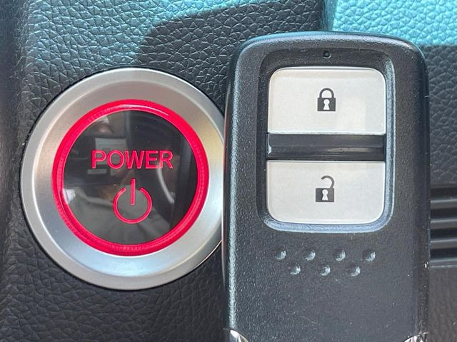 �yHonda�X�}�[�g�L�[�z�J�o����|�P�b�g�ɓ��ꂽ�܂܂ł��h�A�̎{���E�������\�ȃX�}�[�g�L�[�𑕔��B�G���W���̃I���E�I�t�����J�M�����o���K�v����������Ƃ��Ă��֗��ł���