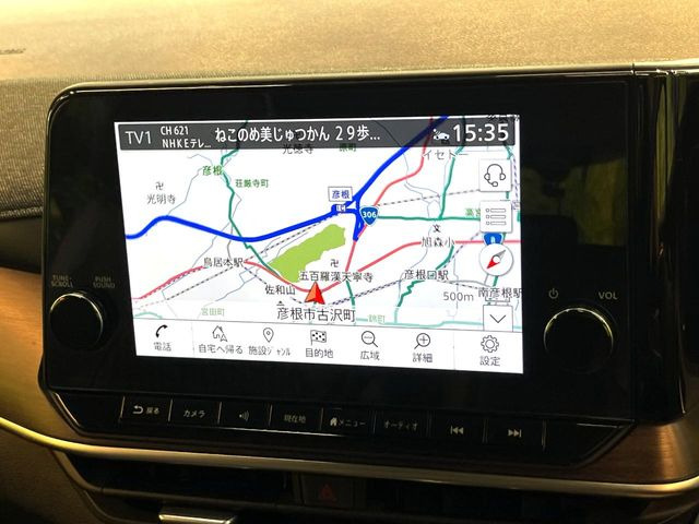【メーカー9型ナビ】インテリアに溶け込むスタイリッシュな「専用設計」メーカーナビを装備♪視認性や操作性など基本性能にも優れ、より上質なカーライフをお楽しみいただけます。