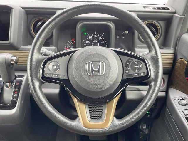 インテリアに合わせたデザインのステアリングは、運転される方のことも考え、運転しやすい形状、大きさです。是非一度、実際に触ってお確かめください。