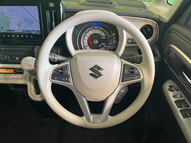 �C���e���A�ɍ��킹���f�U�C���̃X�e�A�����O�́A�^�]�������̂��Ƃ��l���A�^�]���₷���`��A�傫���ł��B�����x�A���ۂɐG���Ă��m���߂��������B