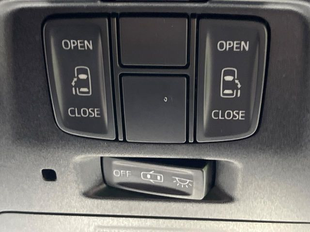 【両側パワースライドドア】スマートキーや運転席のスイッチで後席両側スライドドアの開閉が可能♪電動だから力を入れてドアを開ける必要が無く、小さなお子様でも簡単に開け閉めでき快適です♪
