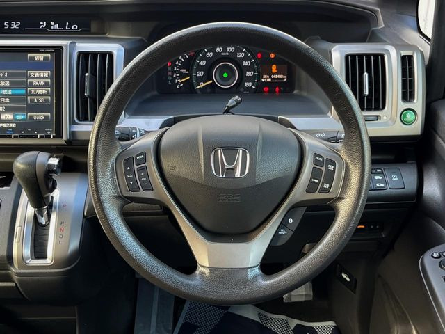 �C���e���A�ɍ��킹���f�U�C���̃X�e�A�����O�́A�^�]�������̂��Ƃ��l���A�^�]���₷���`��A�傫���ł��B�����x�A���ۂɐG���Ă��m���߂��������B