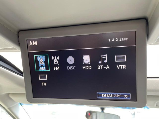 【後席モニター】家族や友人とお出かけする機会が多い方に大人気の後席モニターを装備!見やすい位置に画面がありテレビやDVDの視聴も快適!友達もお子様も、後席にしか乗らなくなるかも??