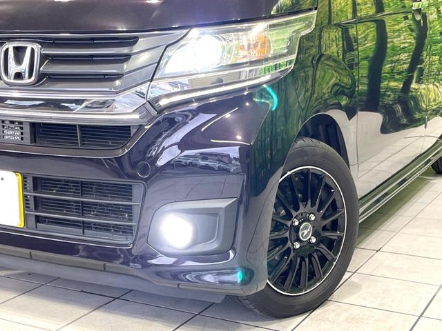 【HIDヘッドライト】非常に明るく前方を照らしてくれるので、悪天候や夜間の走行時も視界良好で安心してお乗りいただけます。