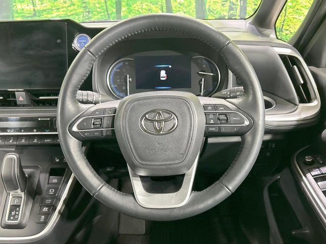 【ステアリングヒーター】冬場に冷たくなりやすい革巻きステアリングを、スイッチ一つで素早く適温に!エアコンよりも早く温まってくれるので、寒い日の運転も快適になりますね♪