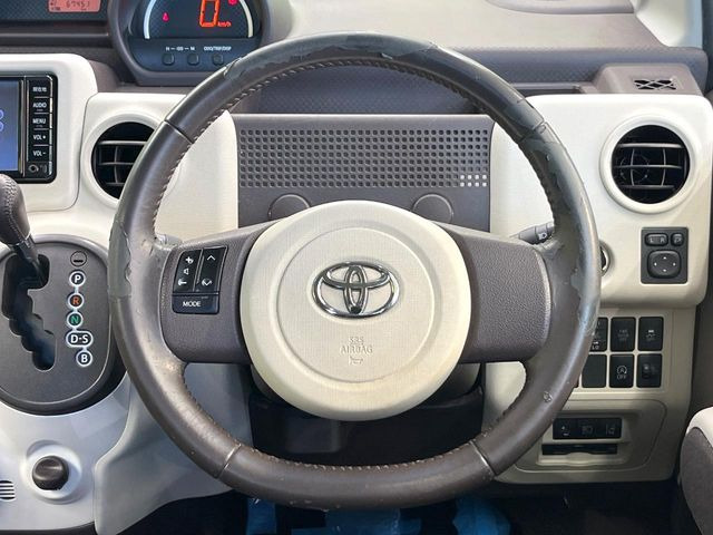 �C���e���A�ɍ��킹���f�U�C���̃X�e�A�����O�́A�^�]�������̂��Ƃ��l���A�^�]���₷���`��A�傫���ł��B�����x�A���ۂɐG���Ă��m���߂��������B