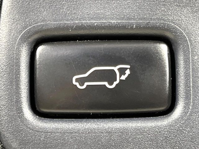 【パワーバックドア】スマートキーや運転席のボタンを押すだけでリアゲートが自動で開閉します!荷物を持っている時や、高い位置にあるバックドアを閉める際に便利な機能です♪